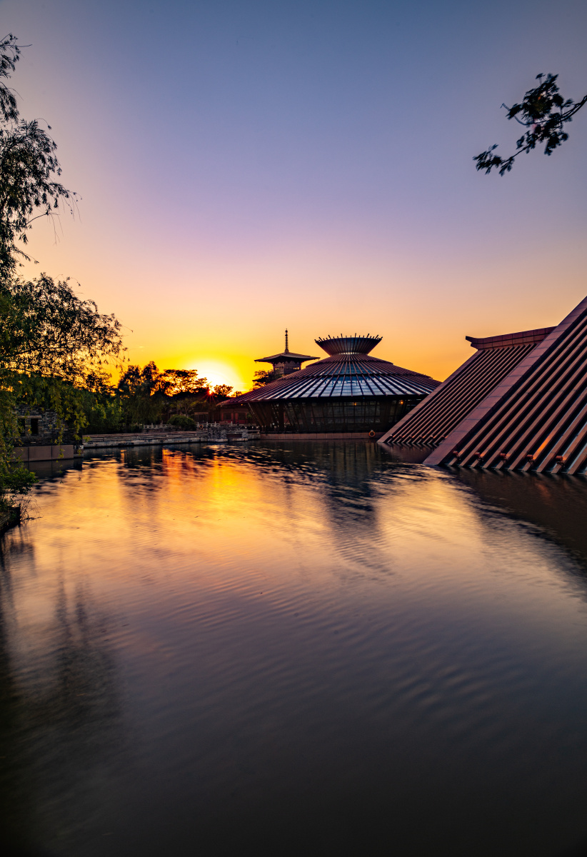 夕阳黄昏晚霞中的上海松江广富林文化遗址