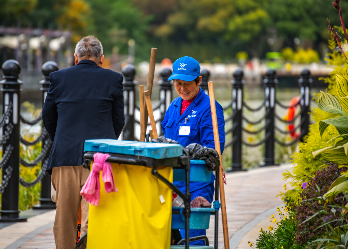 上海普陀苏州河畔的环保环卫工作人员