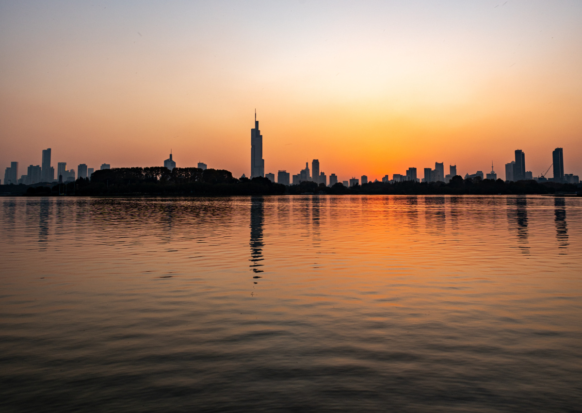 夕阳晚霞中的南京玄武湖