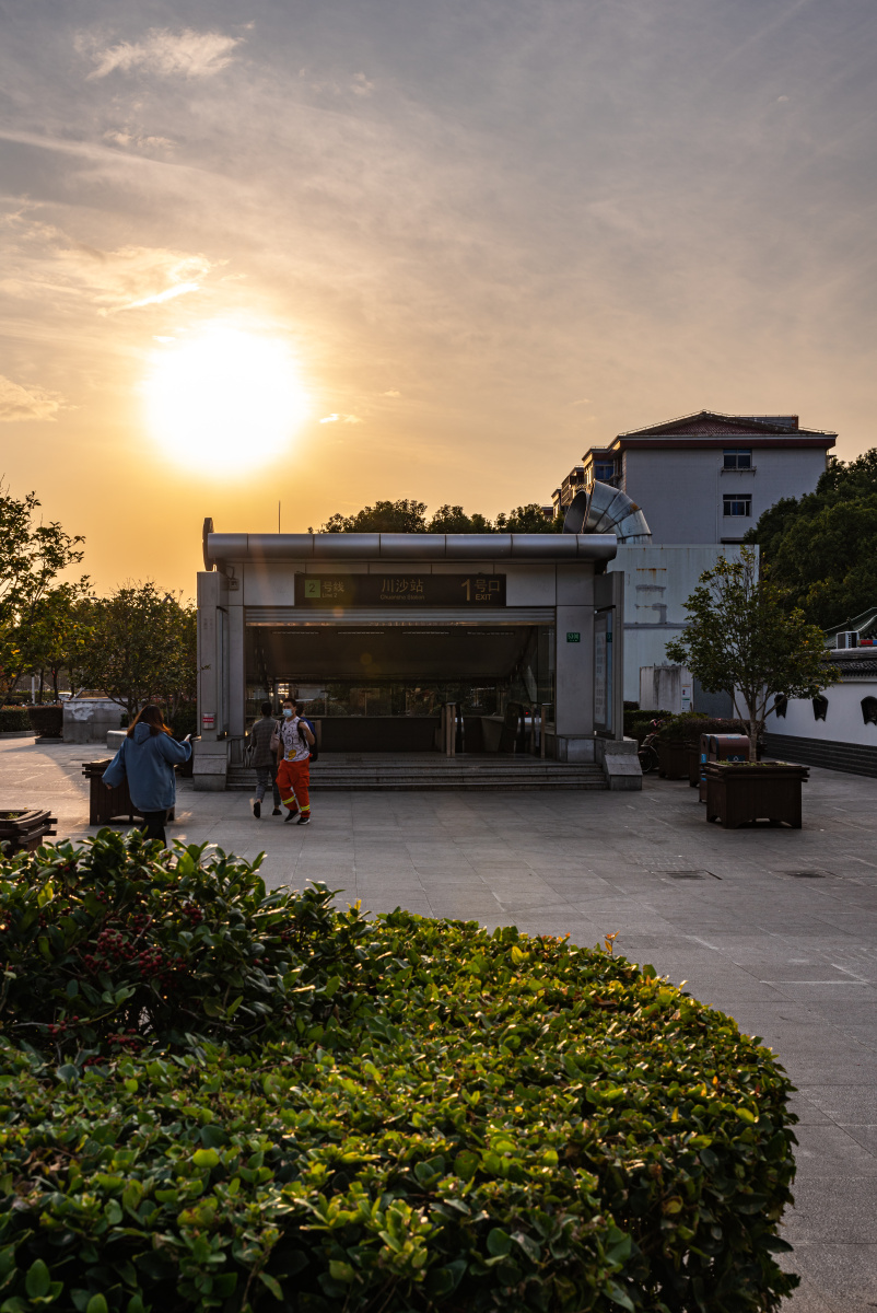 黄昏夕阳下的上海浦东川沙地铁站