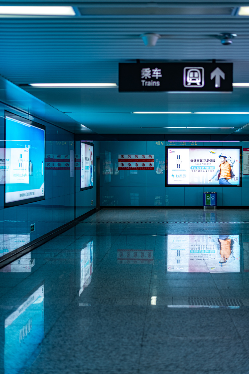地铁站地下通道场景照片
