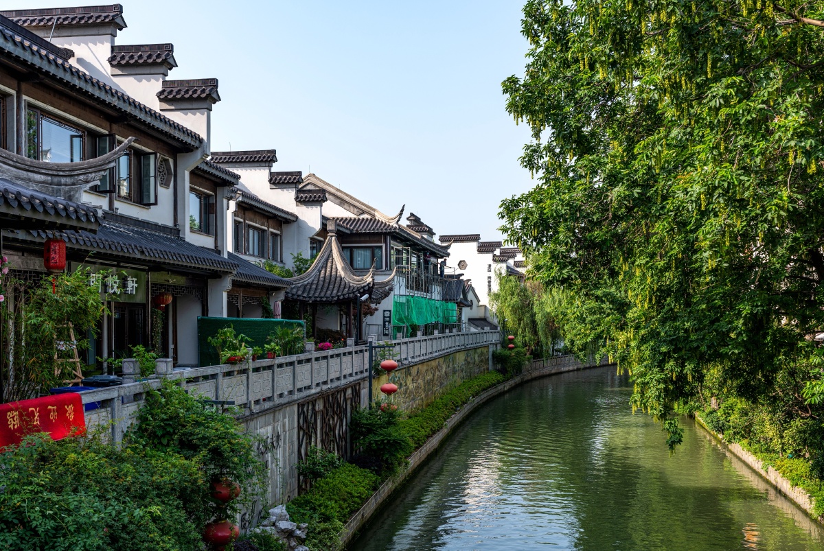 南京朱雀桥上看信府河两岸人家绿水白墙青瓦