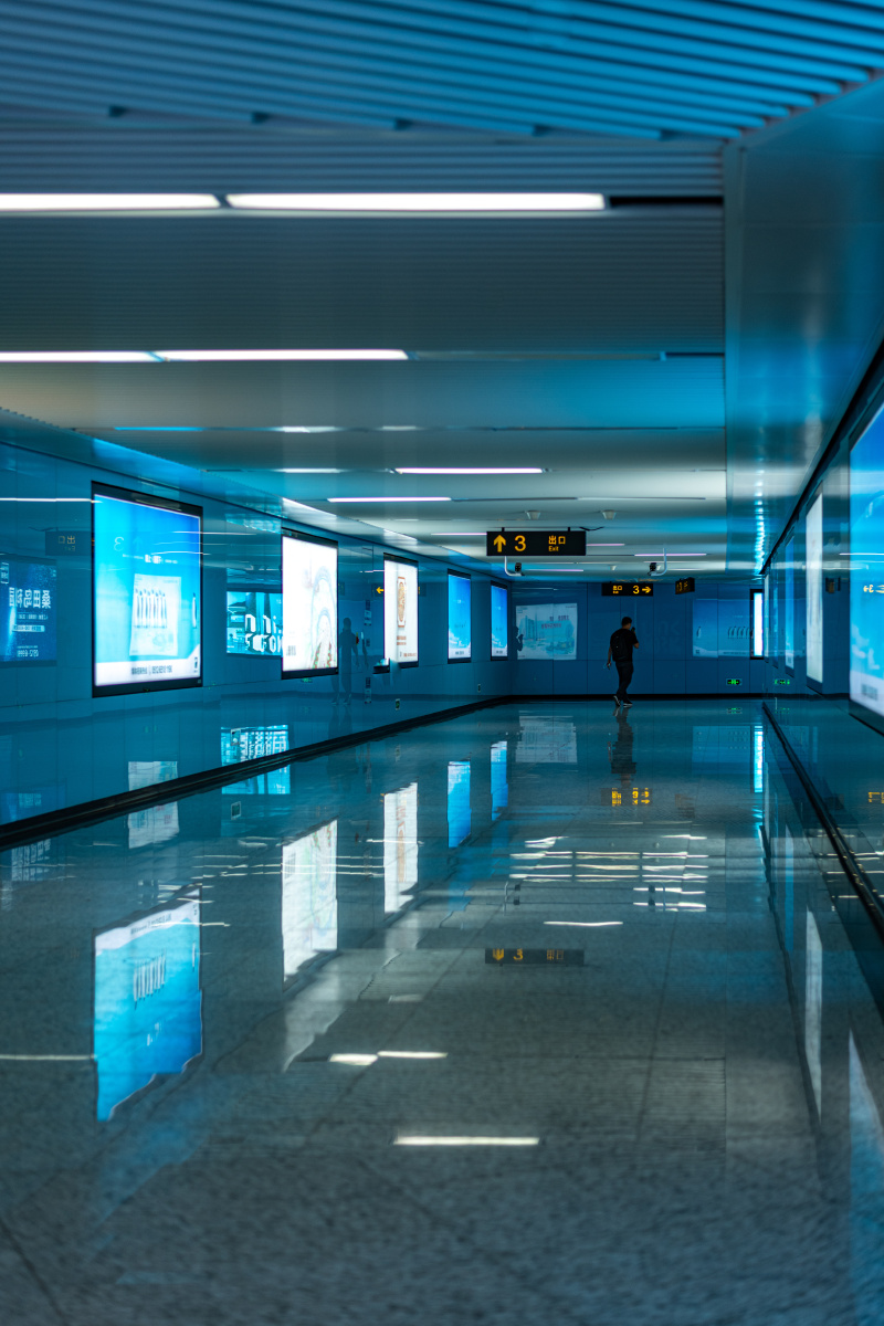 地铁站地下通道场景照片