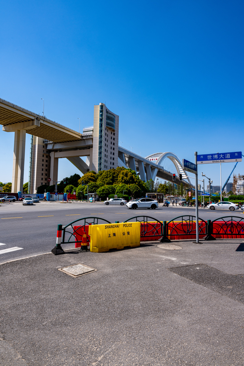 上海浦东世博大道看卢浦大桥