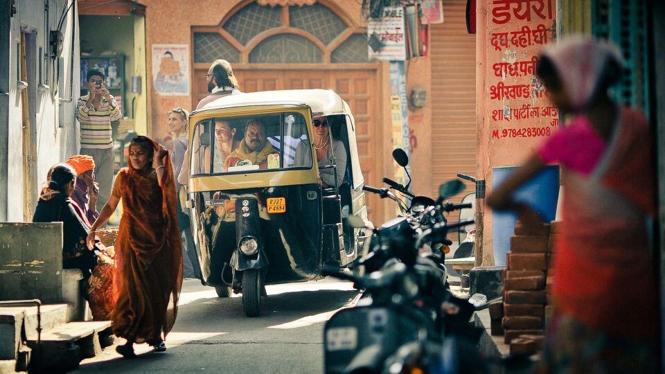 101225_MG_4274<br />
这张片子，当时一个印度男孩正在巷尾举起手机，可能是想要拍下巷子子里面的一个印度的女孩，与此同时一辆Tutu（印度特色的交通工具）载着几个欧美游客，从巷口经过，神态各异，被我抓拍了下来。