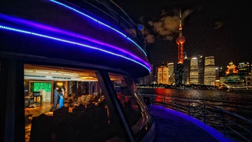 在恰当的时间和地点，和你的爱人相拥跳一支舞，会是一段很有回味的记忆。比如在黄浦江的游轮上，婚礼的第二场仪式开始之前。.jpg