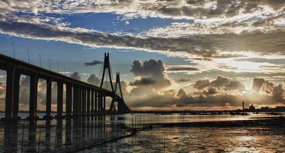 海灣日出nik<br />
這是湛江的海灣大橋。全長4km。是湛江現在的標誌性建築。