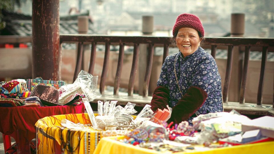 鳳凰的笑<br />
替這位老奶奶買了幾十塊錢的飾品之後，她欣然地接受了我拍照的請求，她祥和的笑容打動了我。
