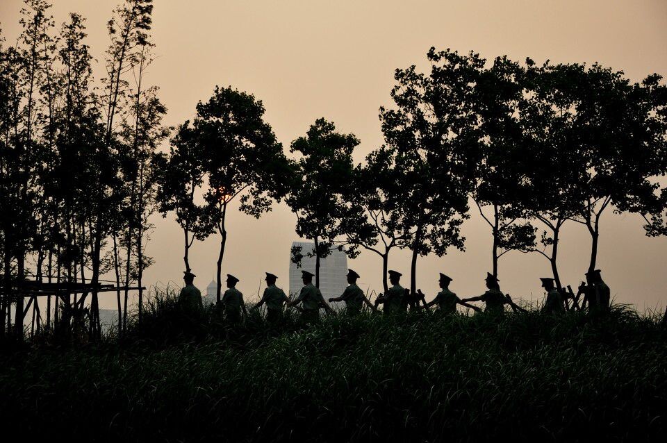 黄浦江边的武警<br />
黄浦江边换班的武警