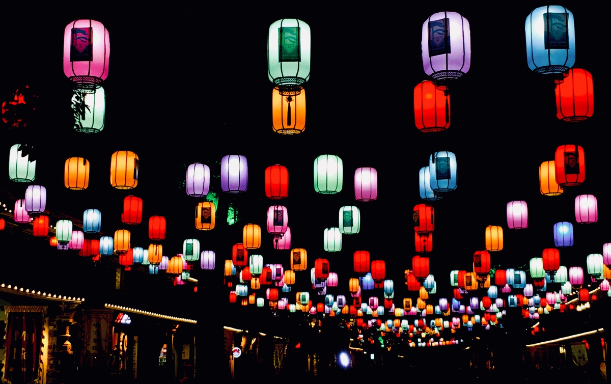 晚上和朋友一起逛这条古街,抬头间便看到了这些色彩斑斓的灯笼,在夜色