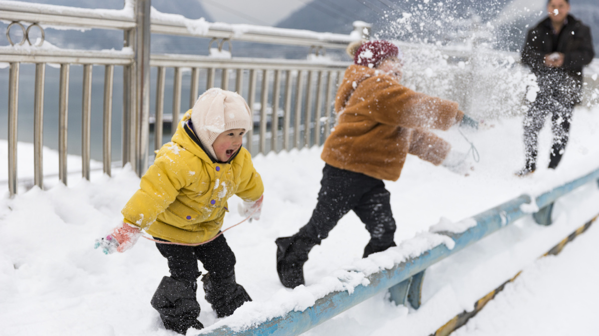 客照下雪了一家人堆雪人打雪仗