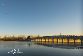 472696