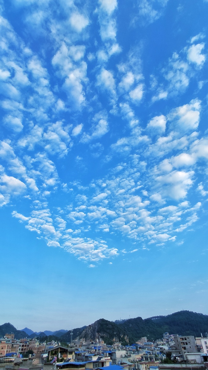 云端记得看路的人啊偶尔要抬头看一看天空哪些斑斓的云正变幻着身姿