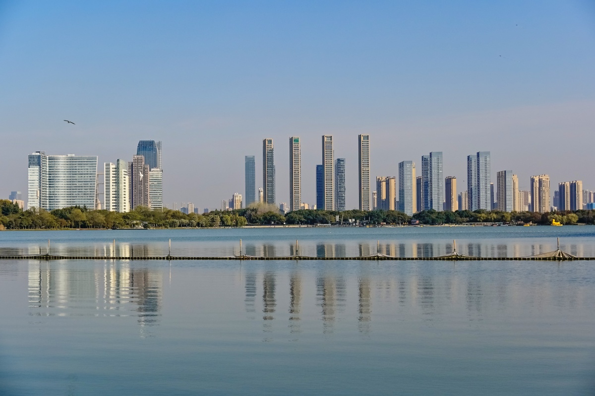 无锡蠡湖边的城市面貌