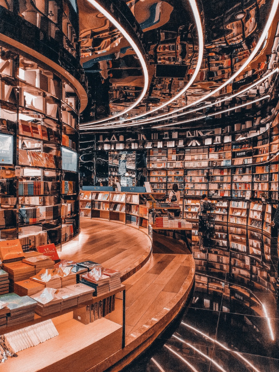言几又(万象城旗舰店) 与其他城市的书店又有所不同 流线形的设计