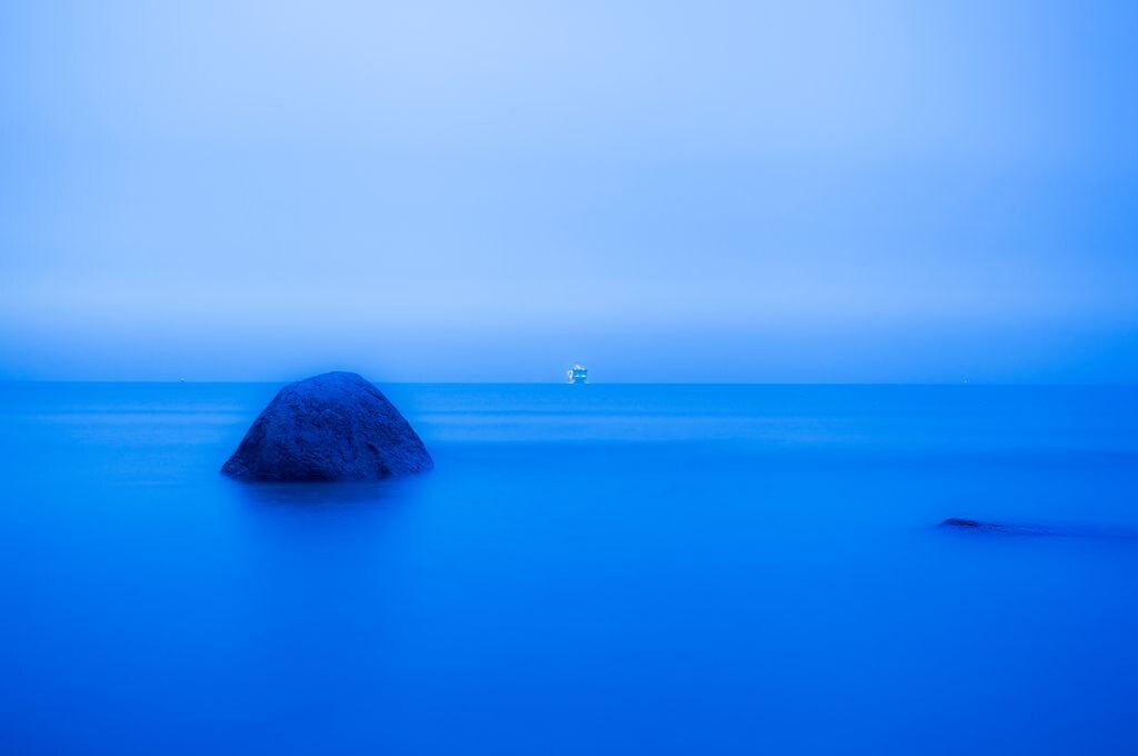 海天一色——那里有条船