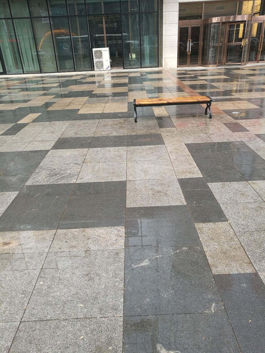 广场防滑瓷砖,玻璃和石材表面如何防滑?