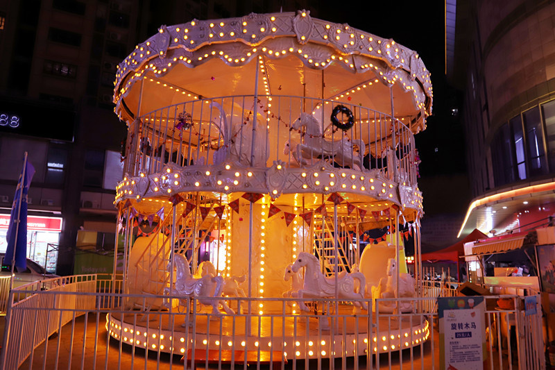 旋转木马节日我的街头探索抓拍风光城市建筑大赏色彩城市胶片摄影作品