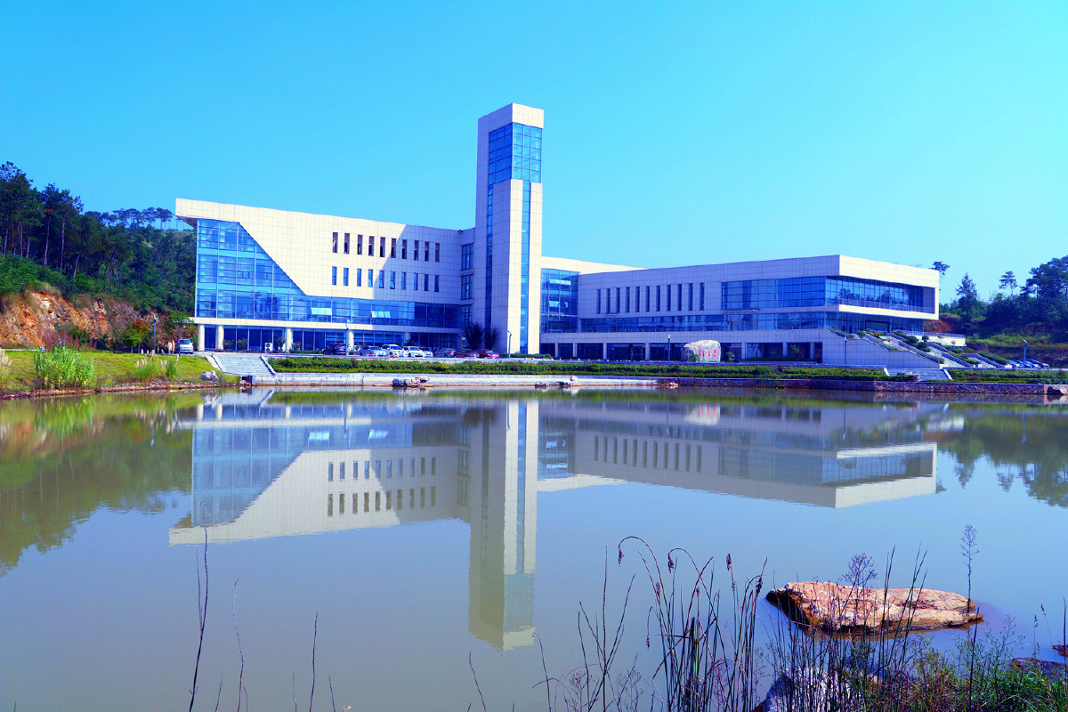 1/114襄阳汽车职业技术学院摄影圈带我看看,你的城市园林摄影圈子一起