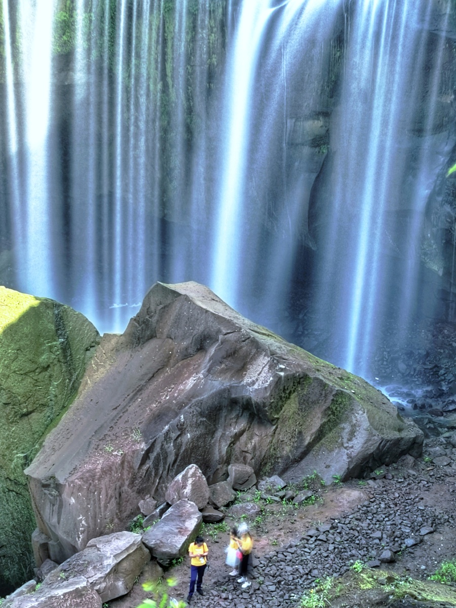 谷底观瀑布(摄于广安乐活城)