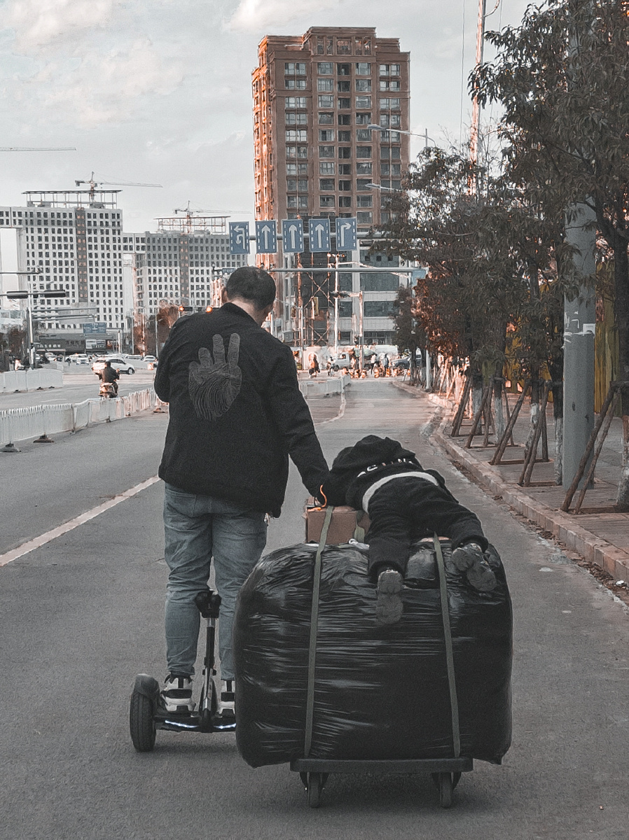 世人慌慌张张不过碎银几两傍晚时分一个螺狮湾进货人拖着货物归去疲惫