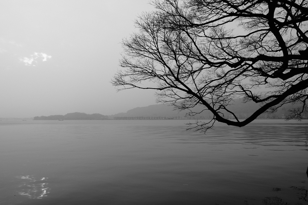 阴雨天的西湖