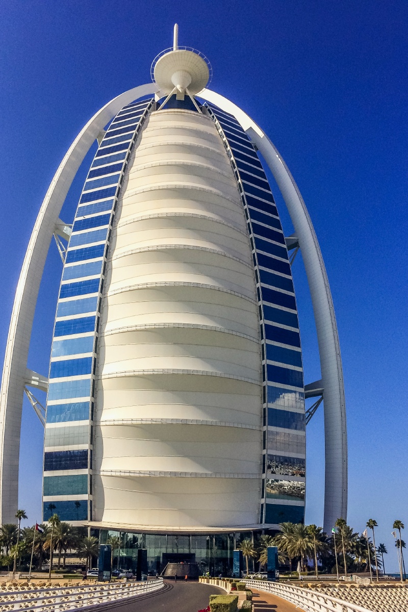 迪拜的帆船酒店背面设计了一个巨大的十字架设计师后来被禁止进去迪拜