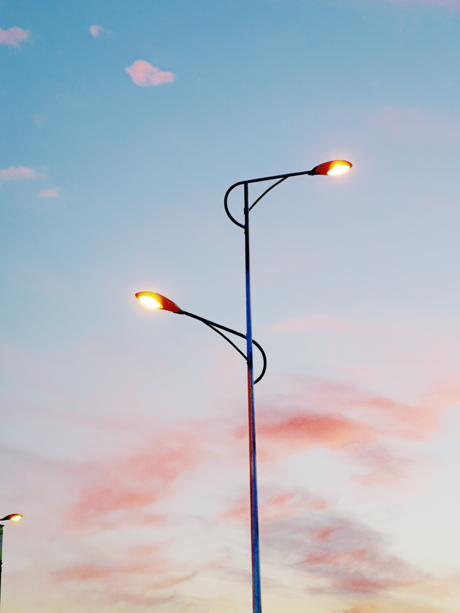 傍晚的天空映射着如梦如幻的氤氲路灯在未暗的蓝天中显得格外醒目就