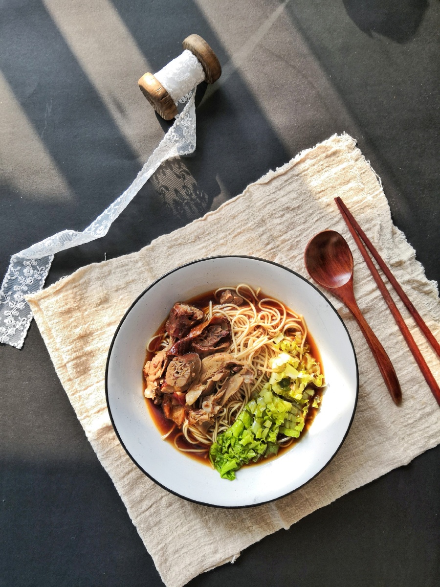 今日晨食烤鸭面早上睡过头了久违的阳光很温暖想要给别人热量就要自己