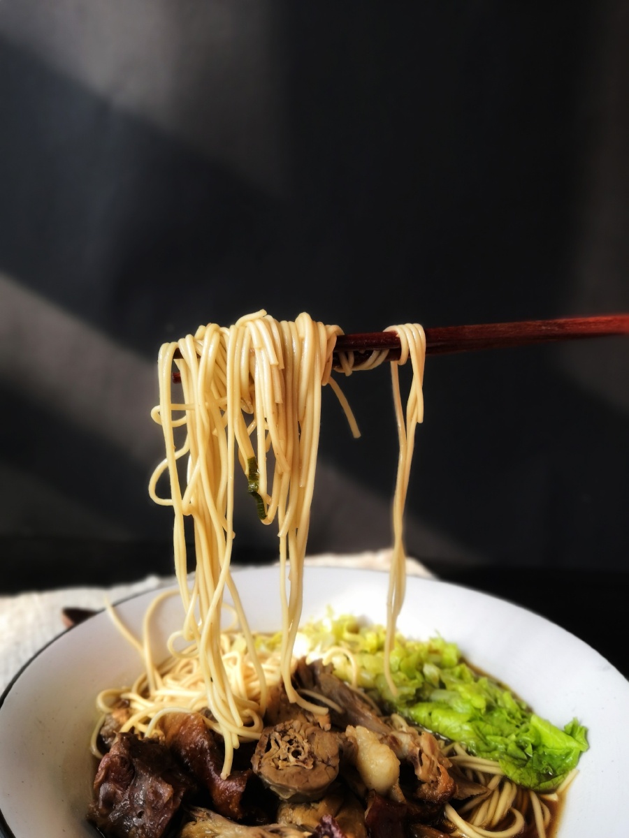 今日晨食烤鸭面早上睡过头了久违的阳光很温暖想要给别人热量就要自己