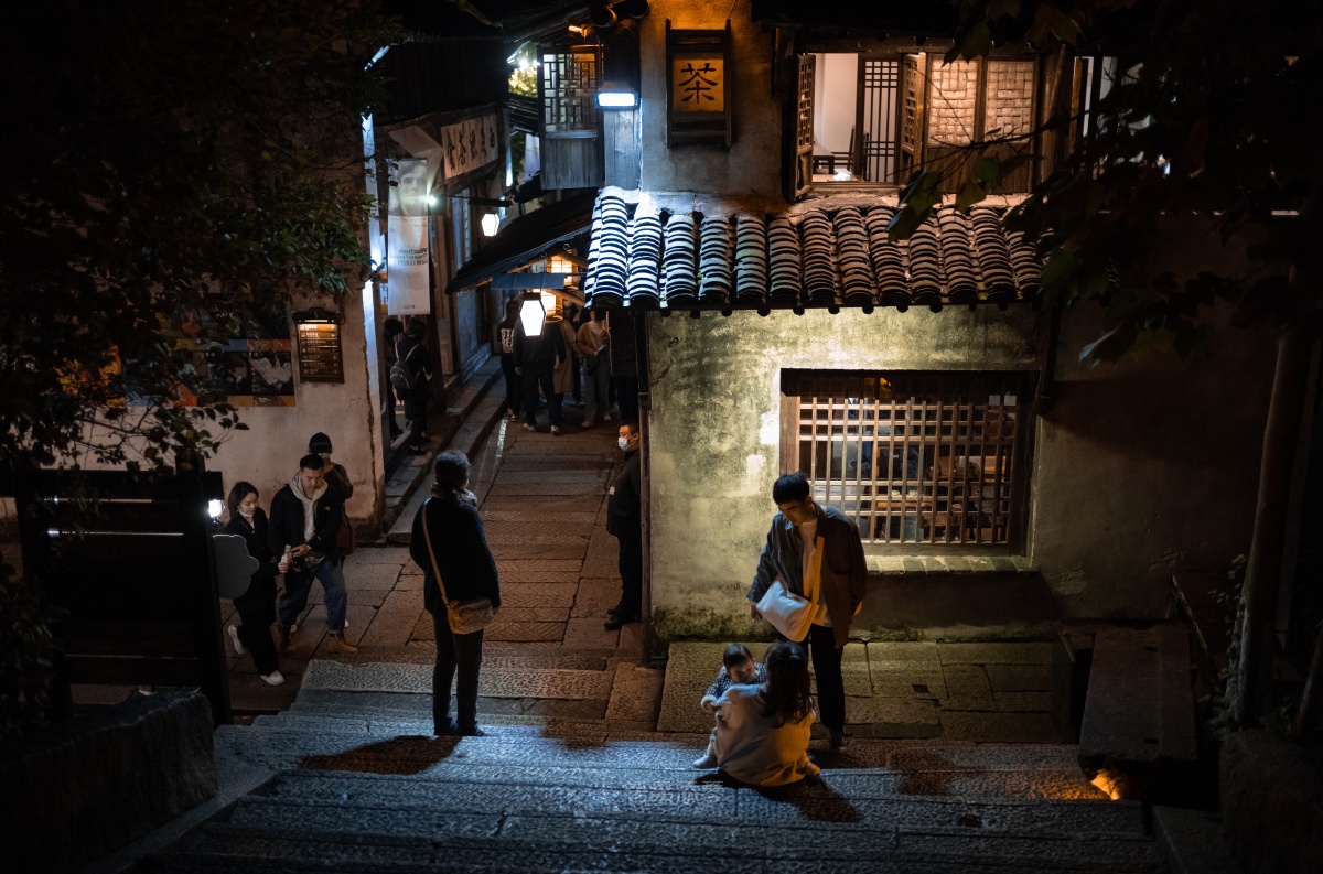 站在十字街口徘徊的人