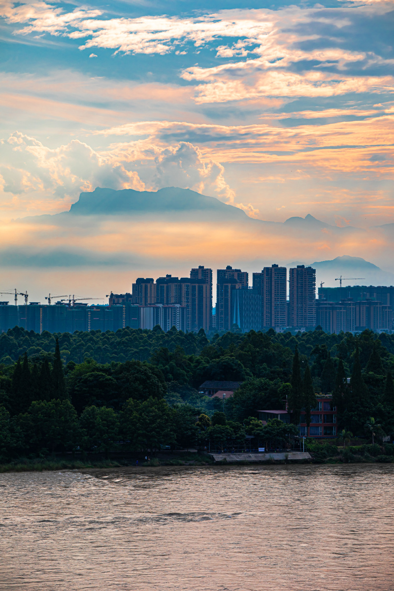 在乐山大佛脚下远眺峨眉山