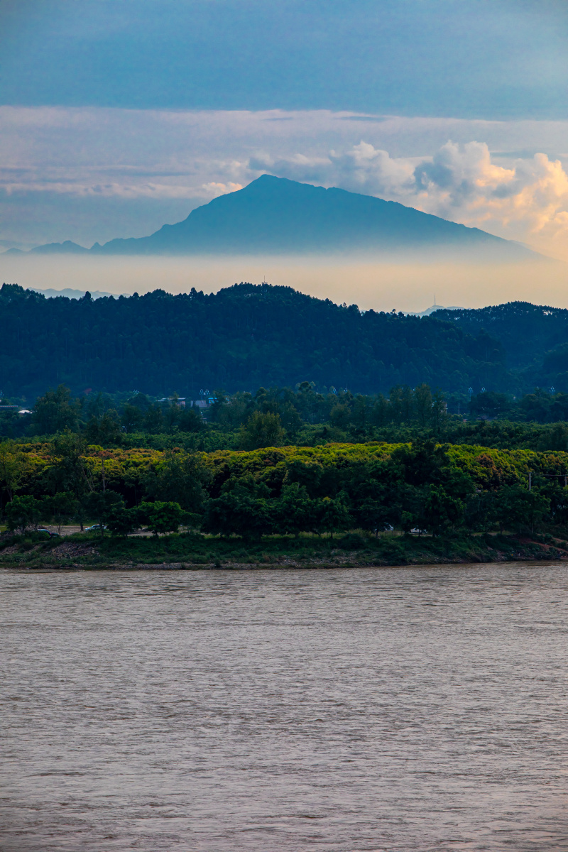 在乐山大佛脚下远眺峨眉山