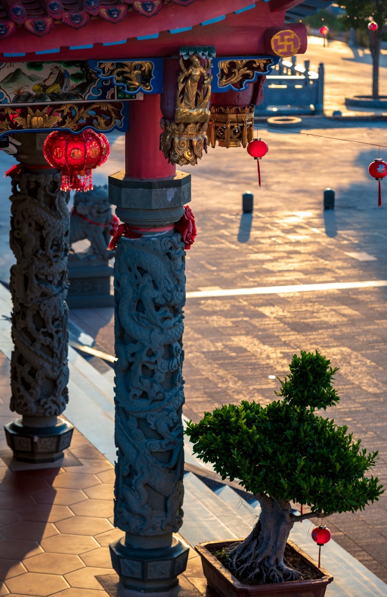 寺庙晨光清晨金色的晨光斜照在寺庙里的光影