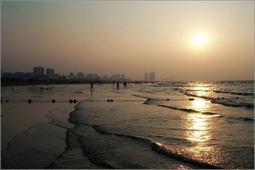 夕阳中的烟台开发区金沙滩海水浴场5
