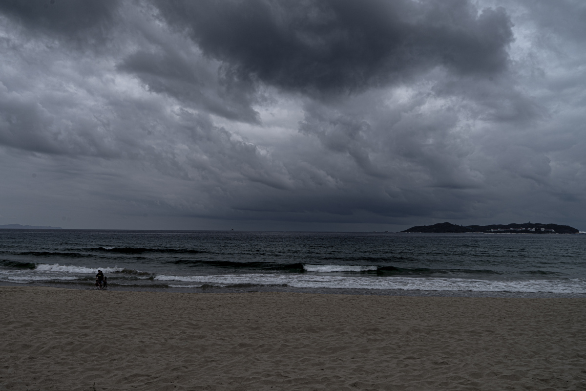 阴云密布蜈蚣岛