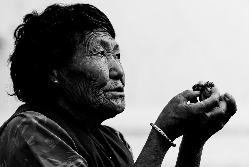 prayer_kathmandu_neple br /> 加德满都 博得纳佛塔下 虔诚的信徒