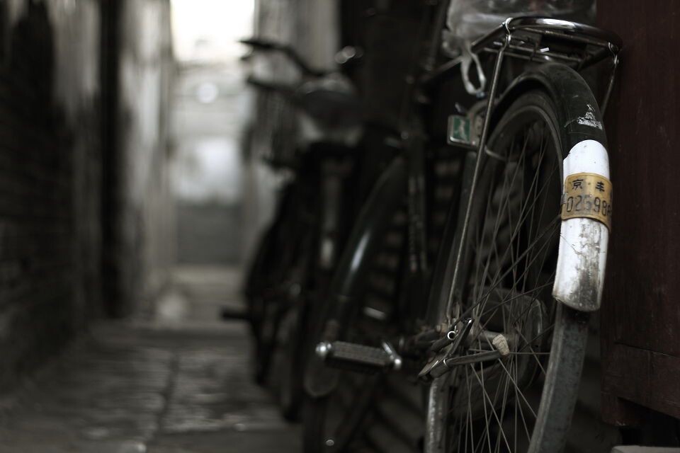 胡同里的自行车<br />
北京胡同里，很普通的一辆自行车，老牌子。