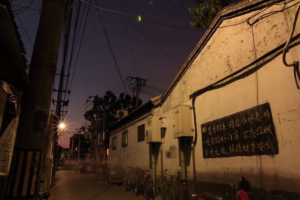 八大胡同夜景之一<br />
胡同到了入夜时分，行人不算多，依稀可以看到街坊凑在一起喝茶或下棋