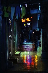 七彩的门前