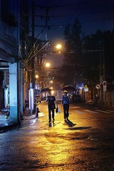 两个撑伞的男人