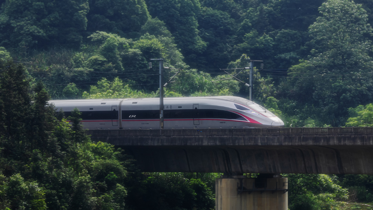 复兴号驰骋在祖国广袤的大地上