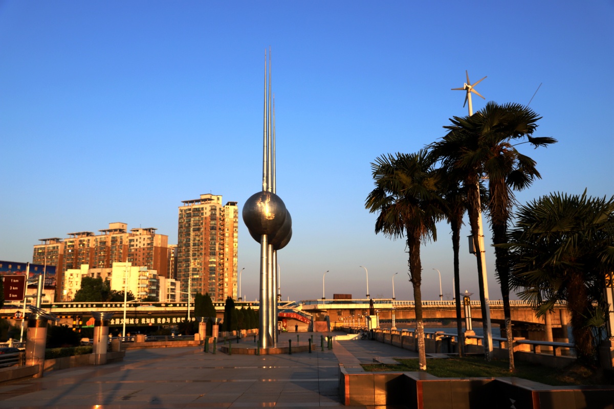 明珠广场的落日:明珠广场位于襄阳市长虹大桥樊城桥头的右侧,广场中三