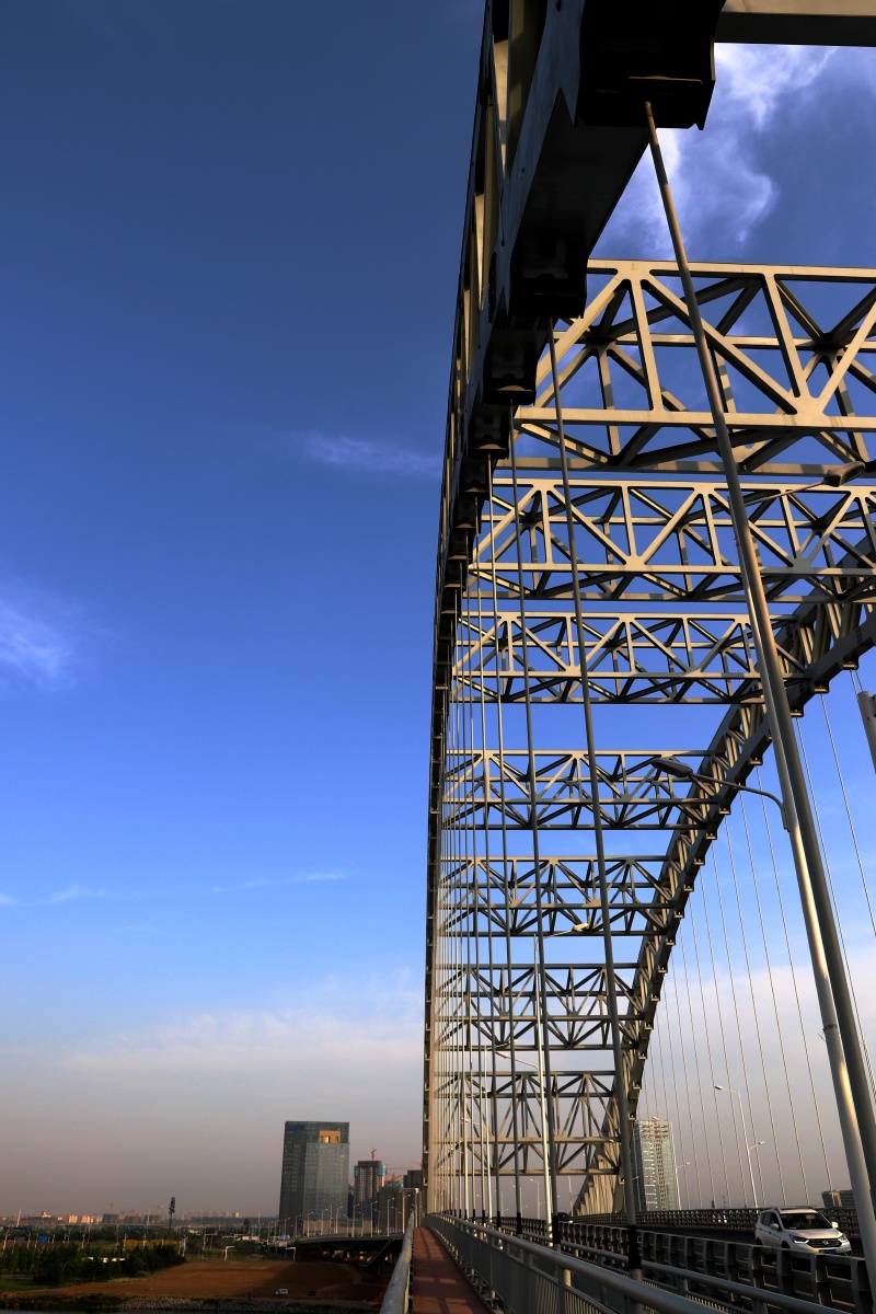 苏岭山大桥跨越唐白河将襄州区和东津新区连接,有力地促进了两区经济