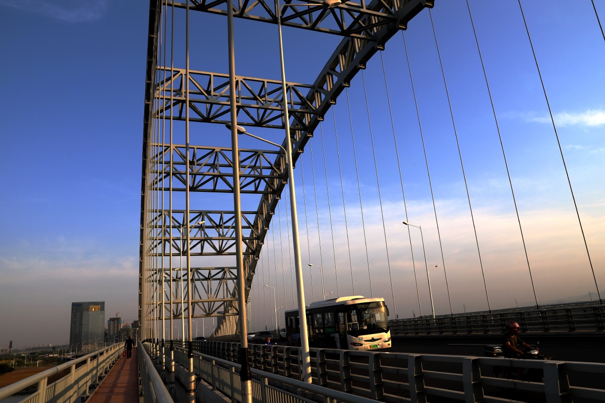 苏岭山大桥跨越唐白河将襄州区和东津新区连接,有力地促进了两区经济