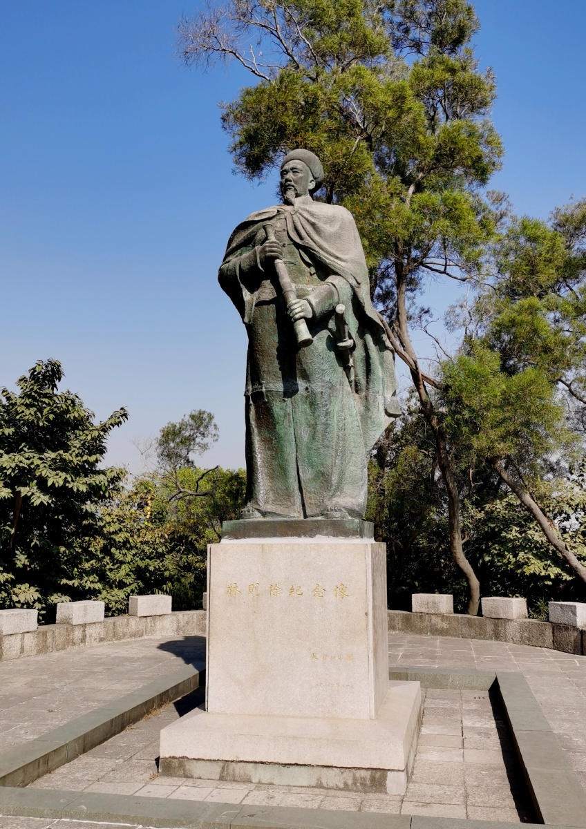 深圳市赤湾左炮台山上有一座林则徐的铜像纪念这位抵抗外侮为民禁烟的