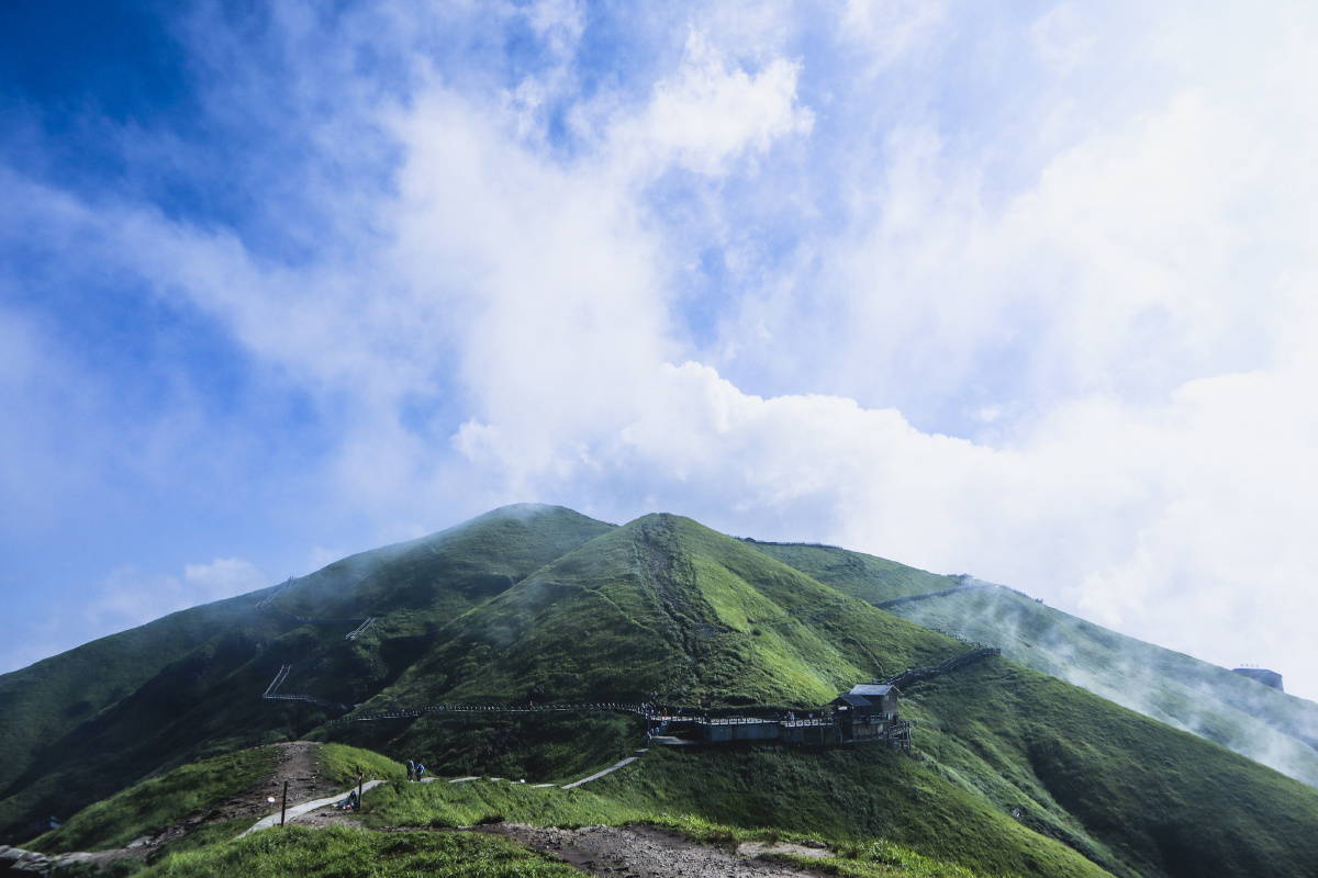千峰嵯峨碧玉簪五岭堪比武功山观日景如金在冶游人履步彩云间