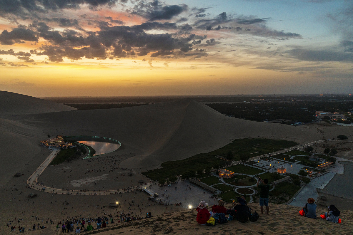 鸣沙山月牙泉夜景