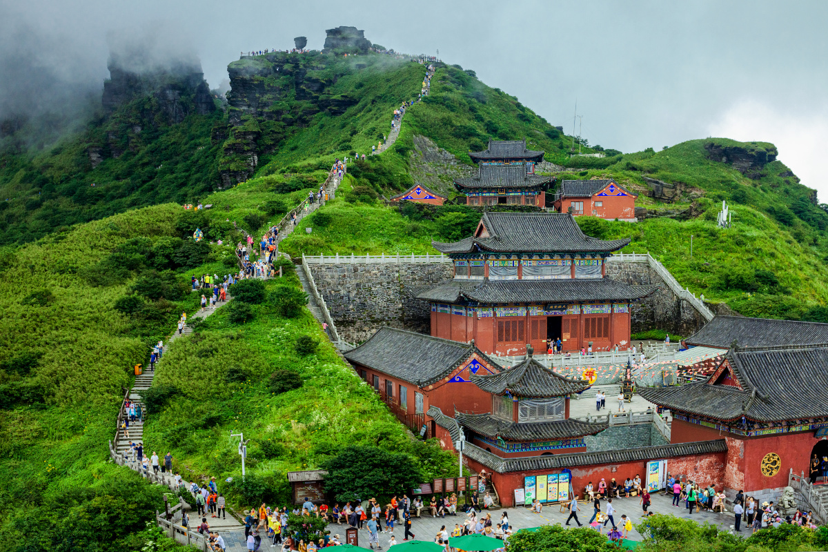 本片是往红云金顶的一个场景.