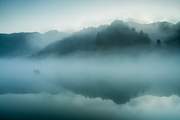 晨雾中的小东江